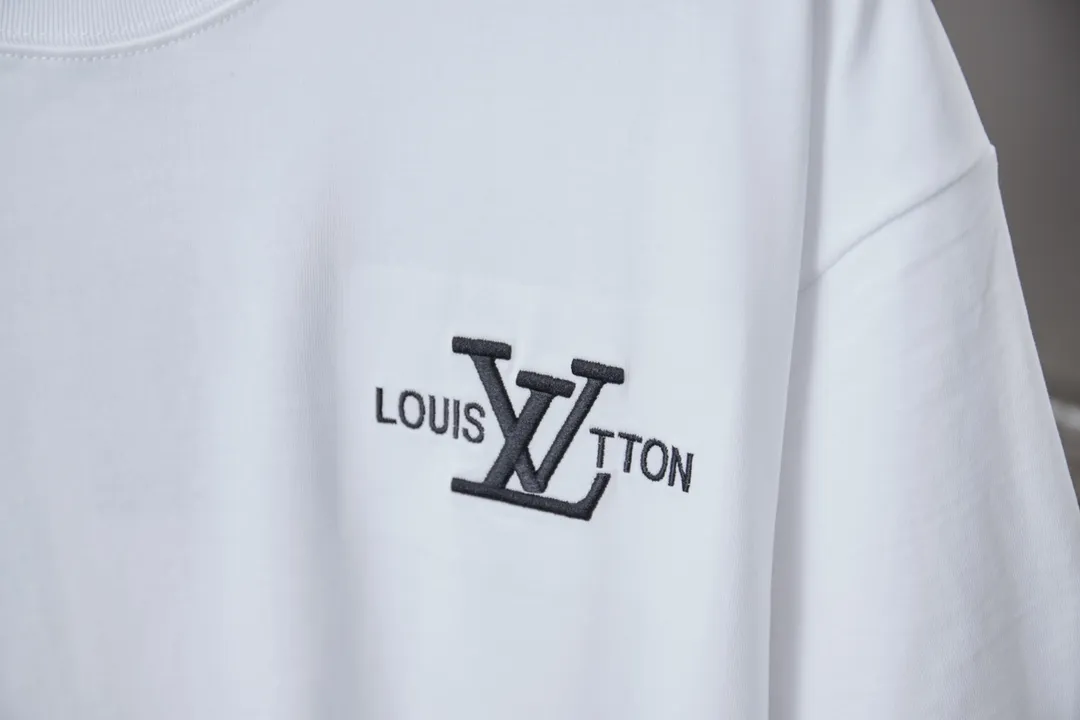 🅿️180 1V 25SS early spring new style Short sleeves with embroidered LV letters Light luxury Essential item for daily commuting for men and women Correct version Welcome to compare Detailed features · 320g 100% pure cotton double yarn jersey fabric · Custom dyed special thickening in the same vat 32 pieces double-strand 1X1 thread · Imported Tajima machine appliqué embroidery LV letter technology · Double needle stitching cross-stitch technology · Original main mark, washable tag, brand moisture-proof paper packaging Color: black/white Size: S/M/L/XL